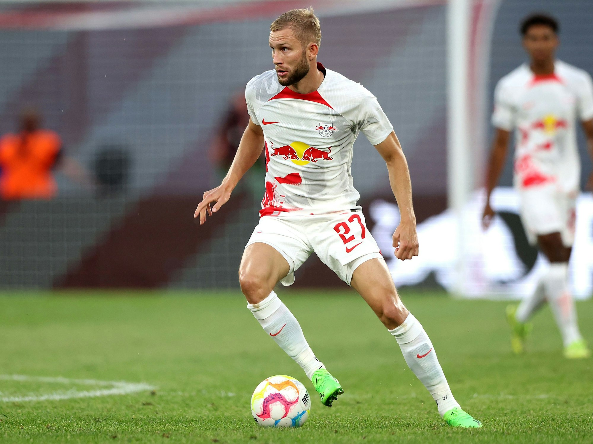 Konrad Laimer für RB Leipzig am Ball.
