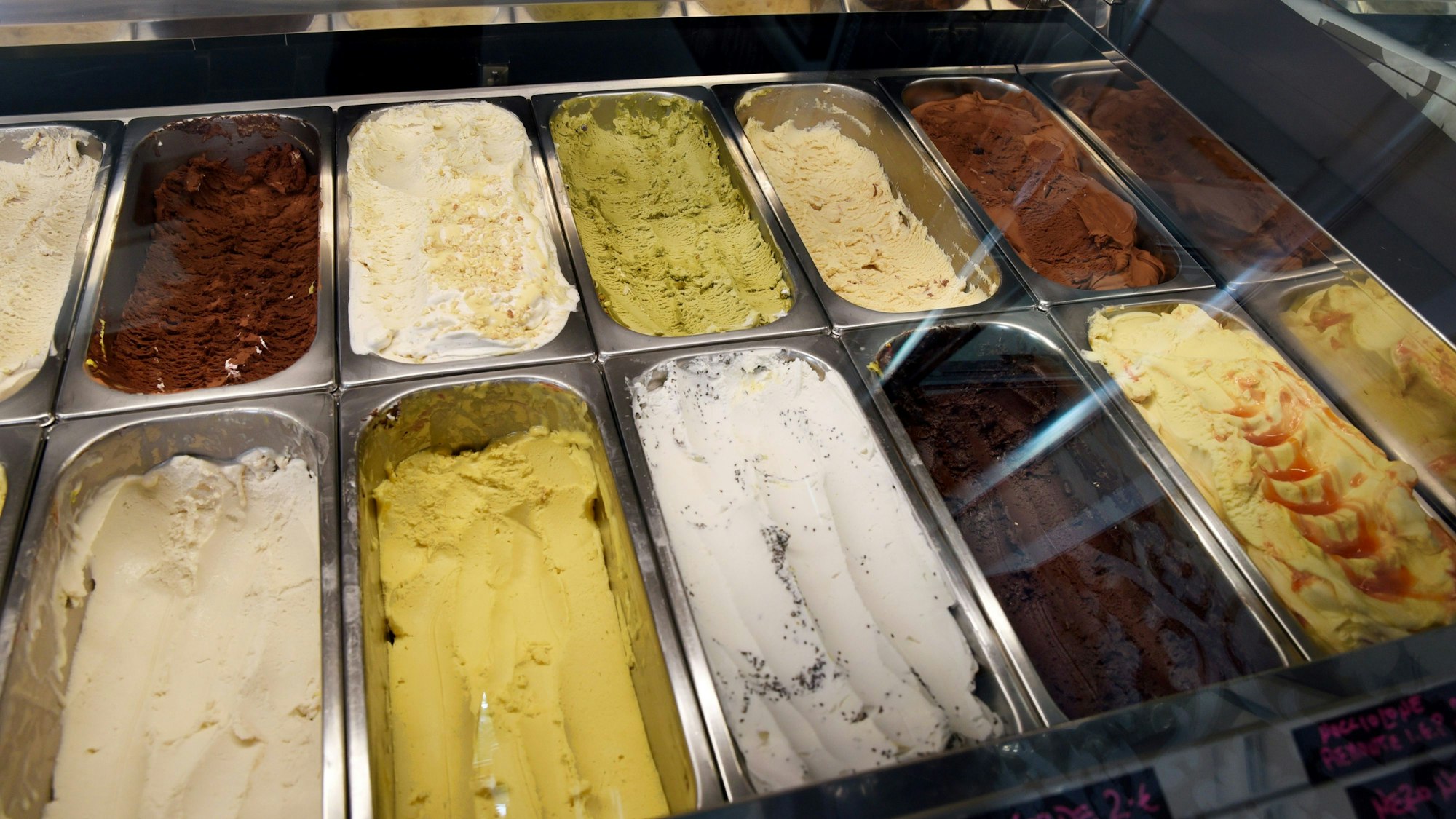 Die Eistheke der „Gelateria Cafeteria Süd“ in der Kölner Südstadt