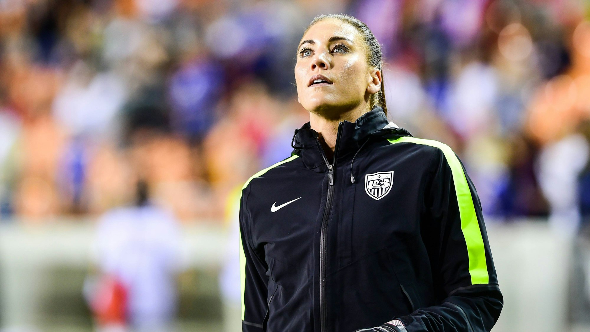 Hope Solo wärmt sich vor der Partie auf.