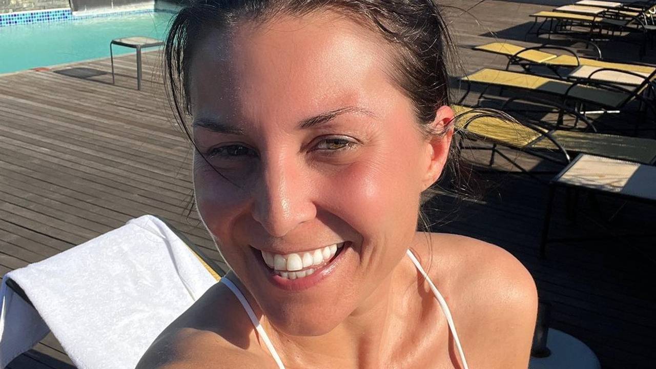 Sat.1-„Frühstücksfernsehen“-Moderatorin Vanessa Blumhagen, hier auf einem Instagram-Selfie vom April 2022, zeigt sich im knappen Bikini am Pool und lächelt in die Kamera.