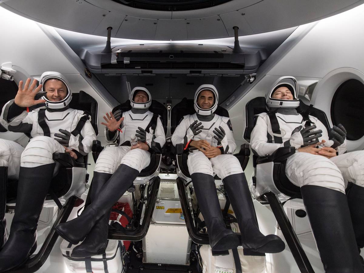 Astronauten sitzen im Inneren des SpaceX Crew Dragon Endurance-Raumschiffs, kurz nachdem es im Golf von Mexiko vor der Küste von Tampa, Florida, gelandet ist.