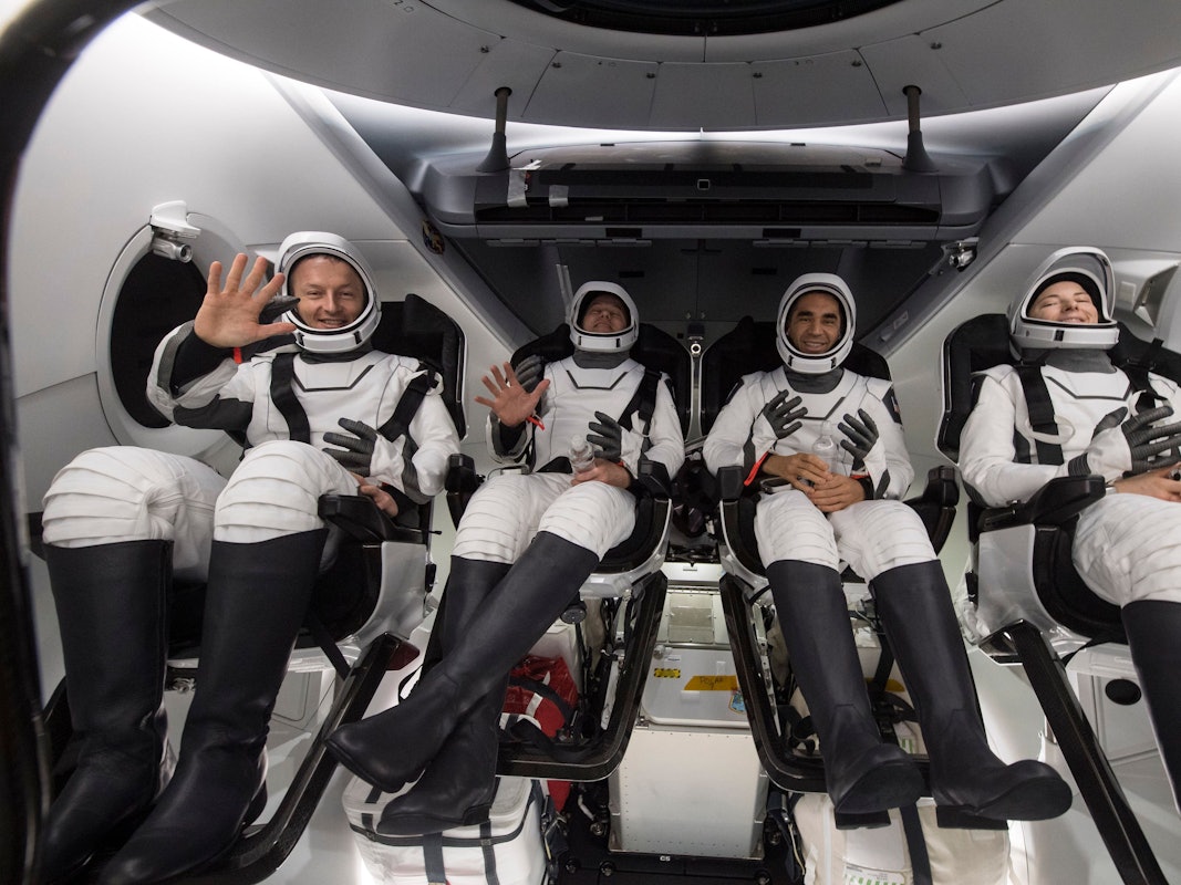 Astronauten sitzen im Inneren des SpaceX Crew Dragon Endurance-Raumschiffs, kurz nachdem es im Golf von Mexiko vor der Küste von Tampa, Florida, gelandet ist.
