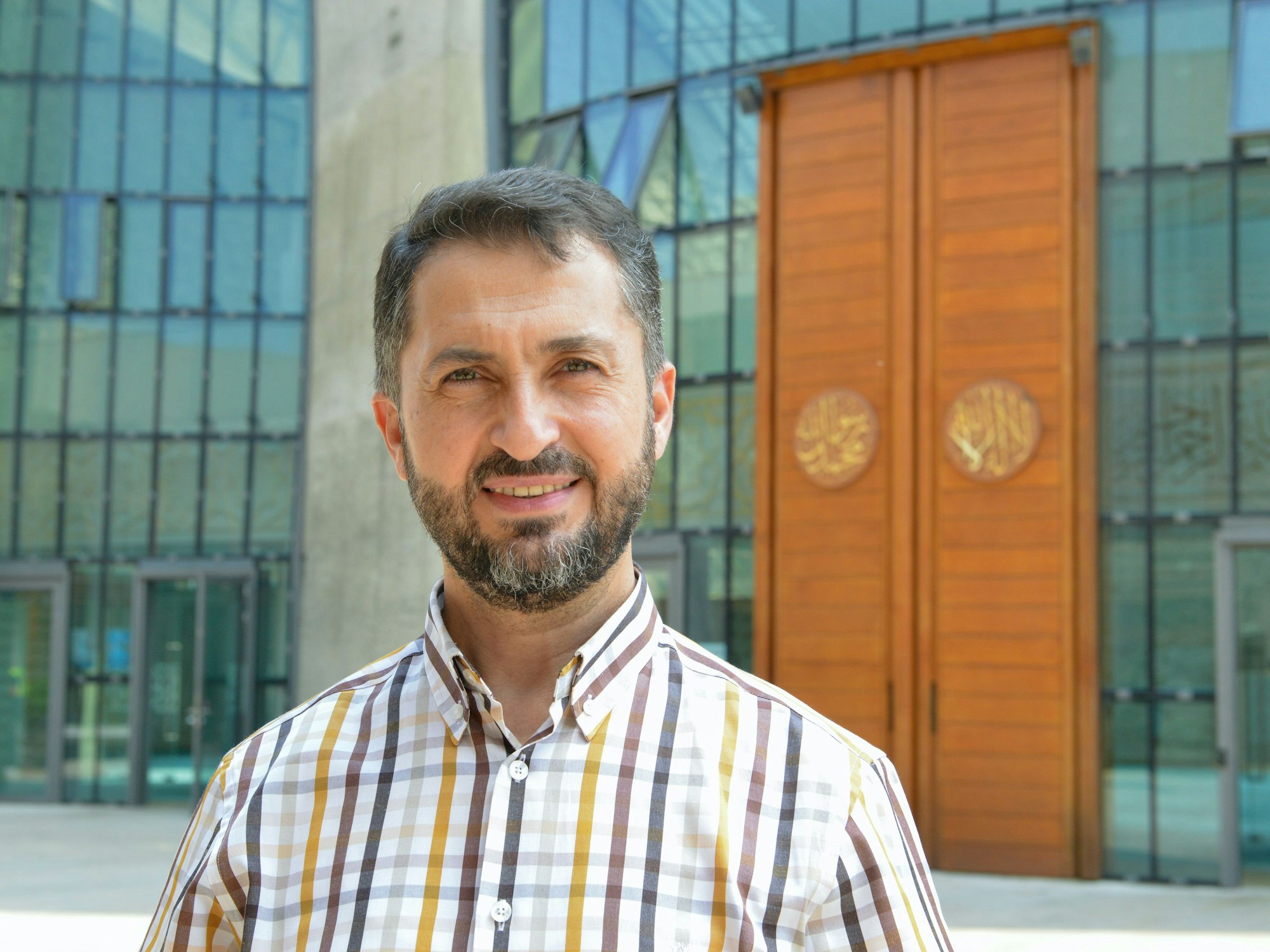 Adem Kemaneci steht vor der Zentralmoschee in Köln. An seiner Besetzung gibt es jetzt Kritik.