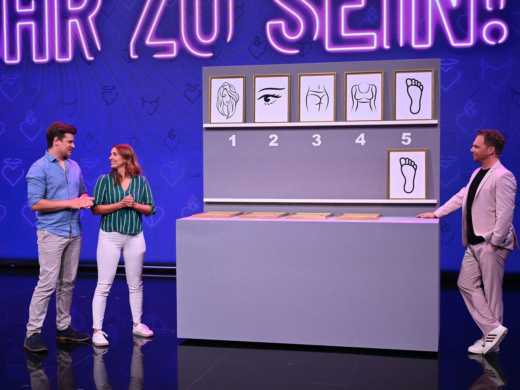 In der Sat.1-Show „Paar Love“ werden Paare von Moderator Ralf Schmitz auf die Probe gestellt. Das Foto zeigt das Ehepaar Elvis und Darleen in der Show vom 27. Juli 2022.