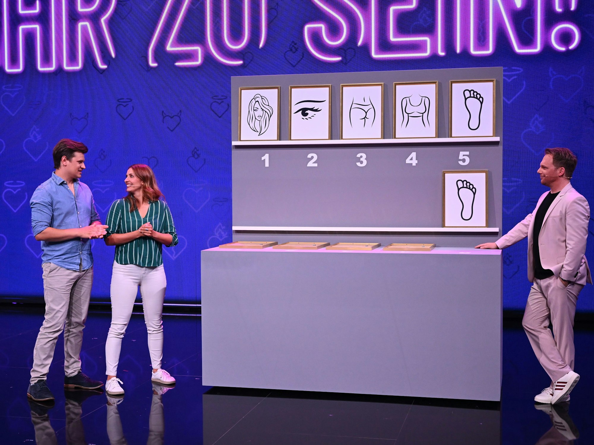 In der Sat.1-Show „Paar Love“ werden Paare von Moderator Ralf Schmitz auf die Probe gestellt. Das Foto zeigt das Ehepaar Elvis und Darleen in der Show vom 27. Juli 2022.