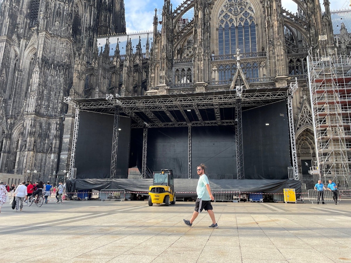 Blick auf den Kölner Roncalliplatz, wo eine Bühne errichtet wurde.