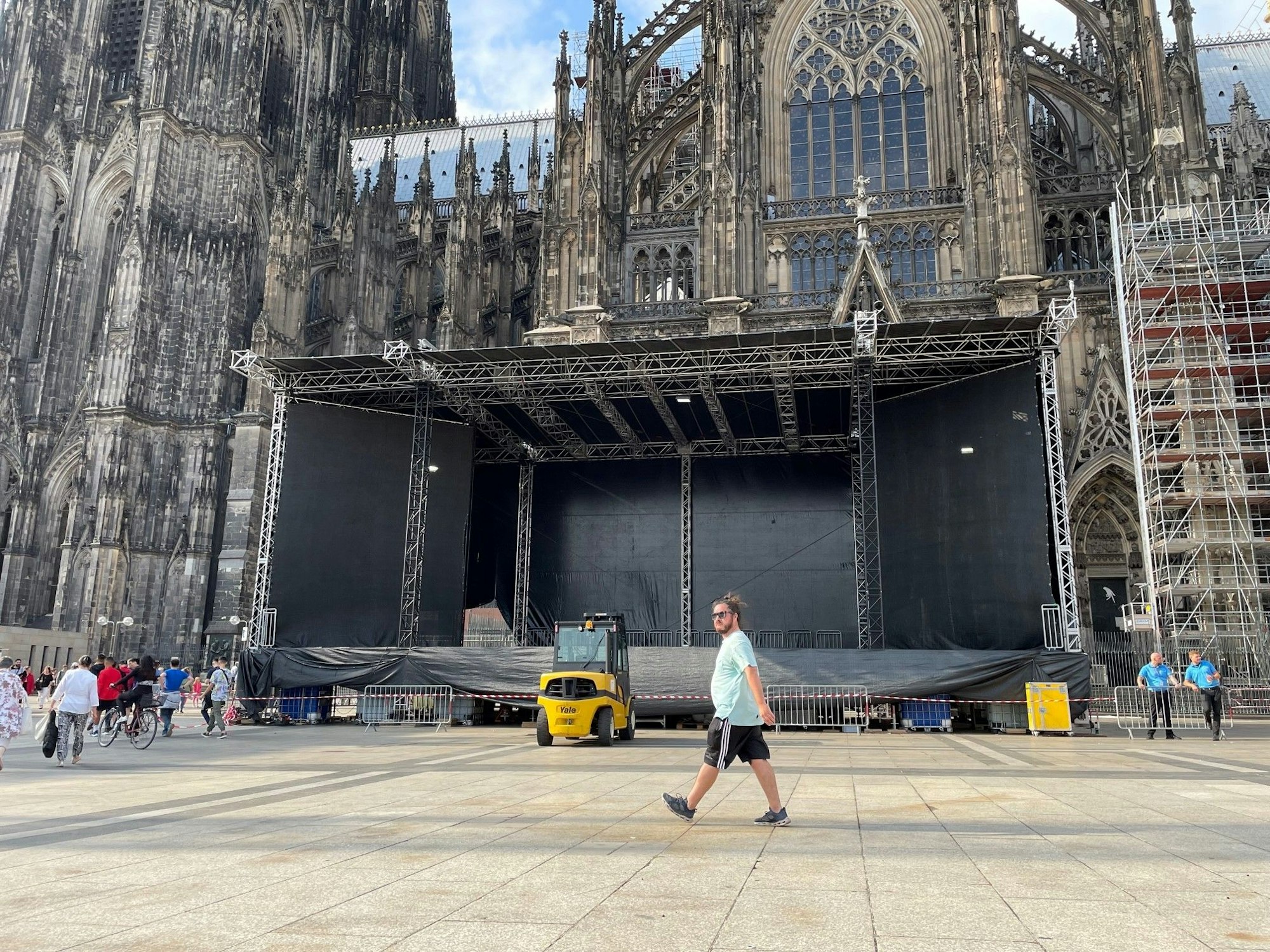 Blick auf den Kölner Roncalliplatz, wo eine Bühne errichtet wurde.