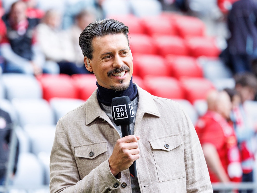Sandro Wagner, ehemaliger deutscher Fußballspieler, steht am Spielfeldrand.