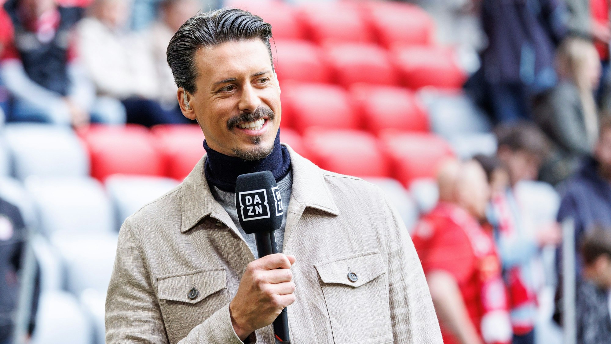 Sandro Wagner, ehemaliger deutscher Fußballspieler, steht am Spielfeldrand.