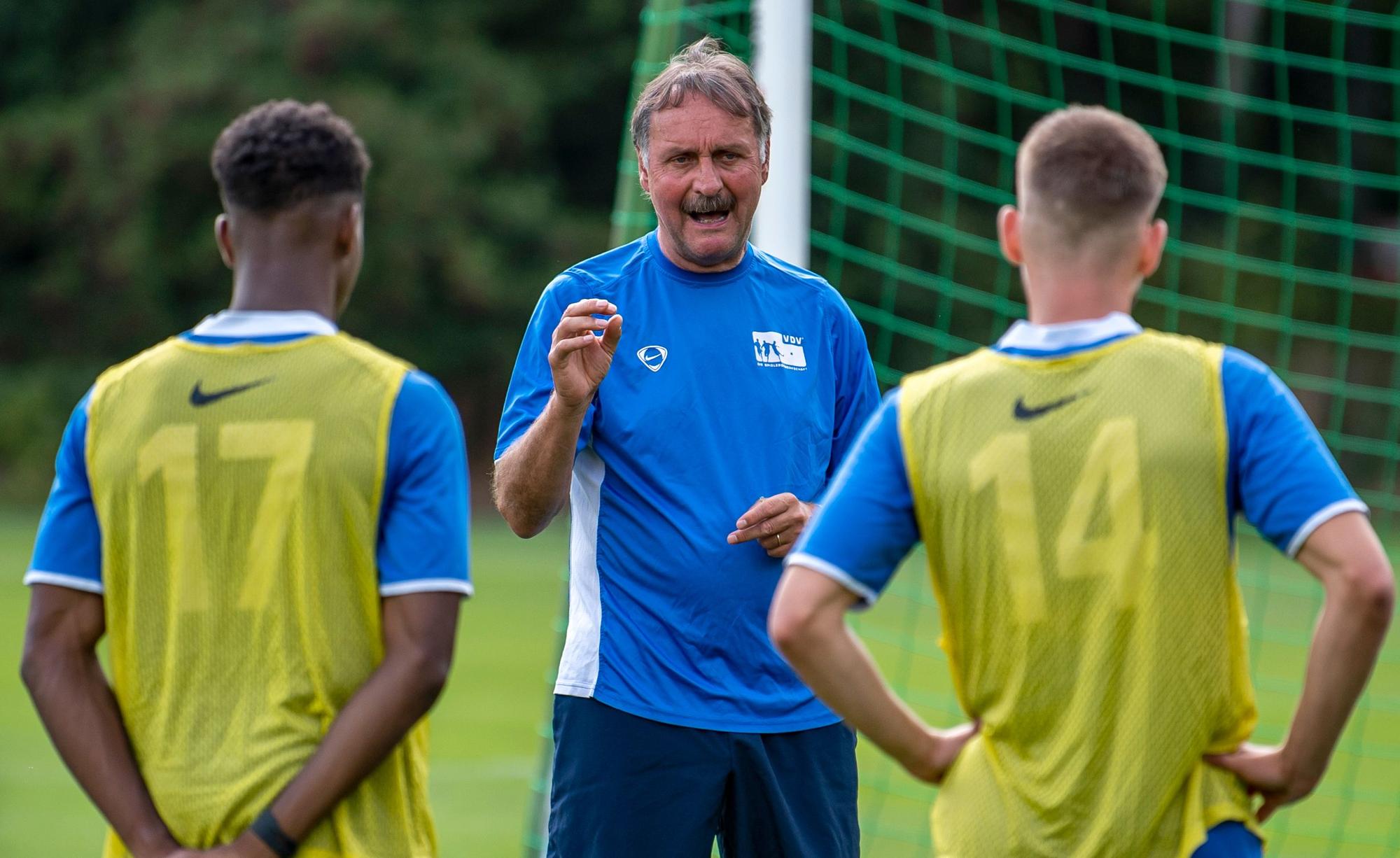 Peter Neururer, Cheftrainer des VDV-Proficamps, gibt Spielern Anweisungen.
