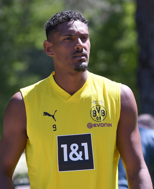 Sebastien Haller auf dem Weg zu den Mediengesprächen im Trainingslager in Bad Ragaz.