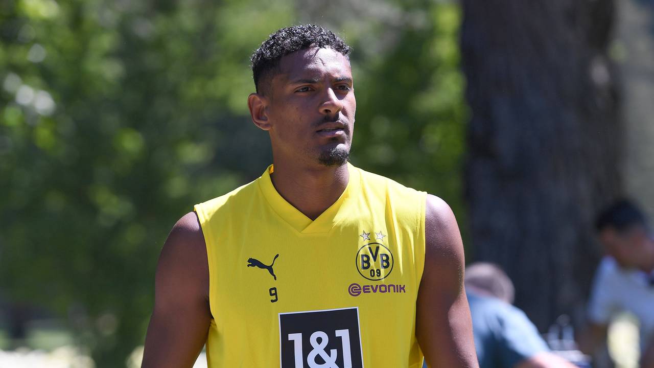 Sebastien Haller auf dem Weg zu den Mediengesprächen im Trainingslager in Bad Ragaz.