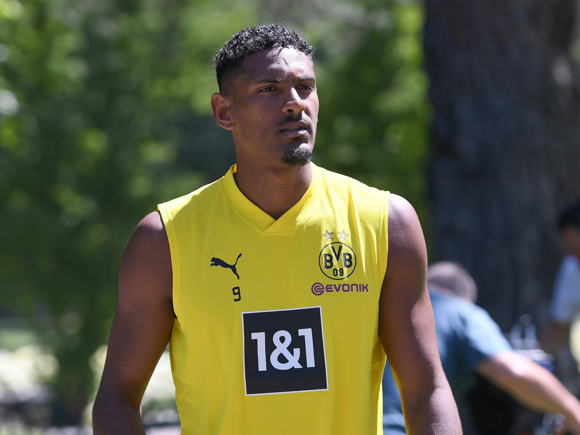 Sebastien Haller auf dem Weg zu den Mediengesprächen im Trainingslager in Bad Ragaz.