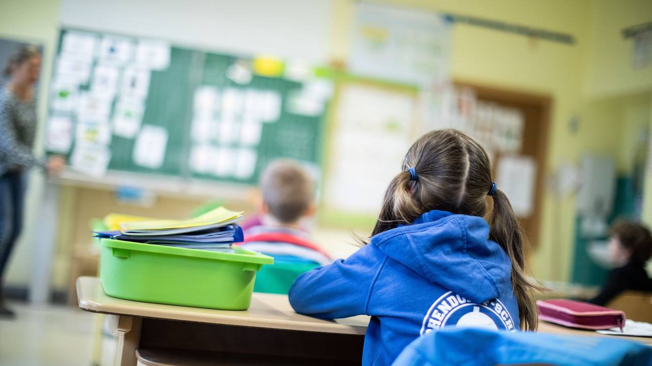 Schülerinnen und Schüler einer Grundschule sitzen mit Abstand in ihrem Klassenraum.