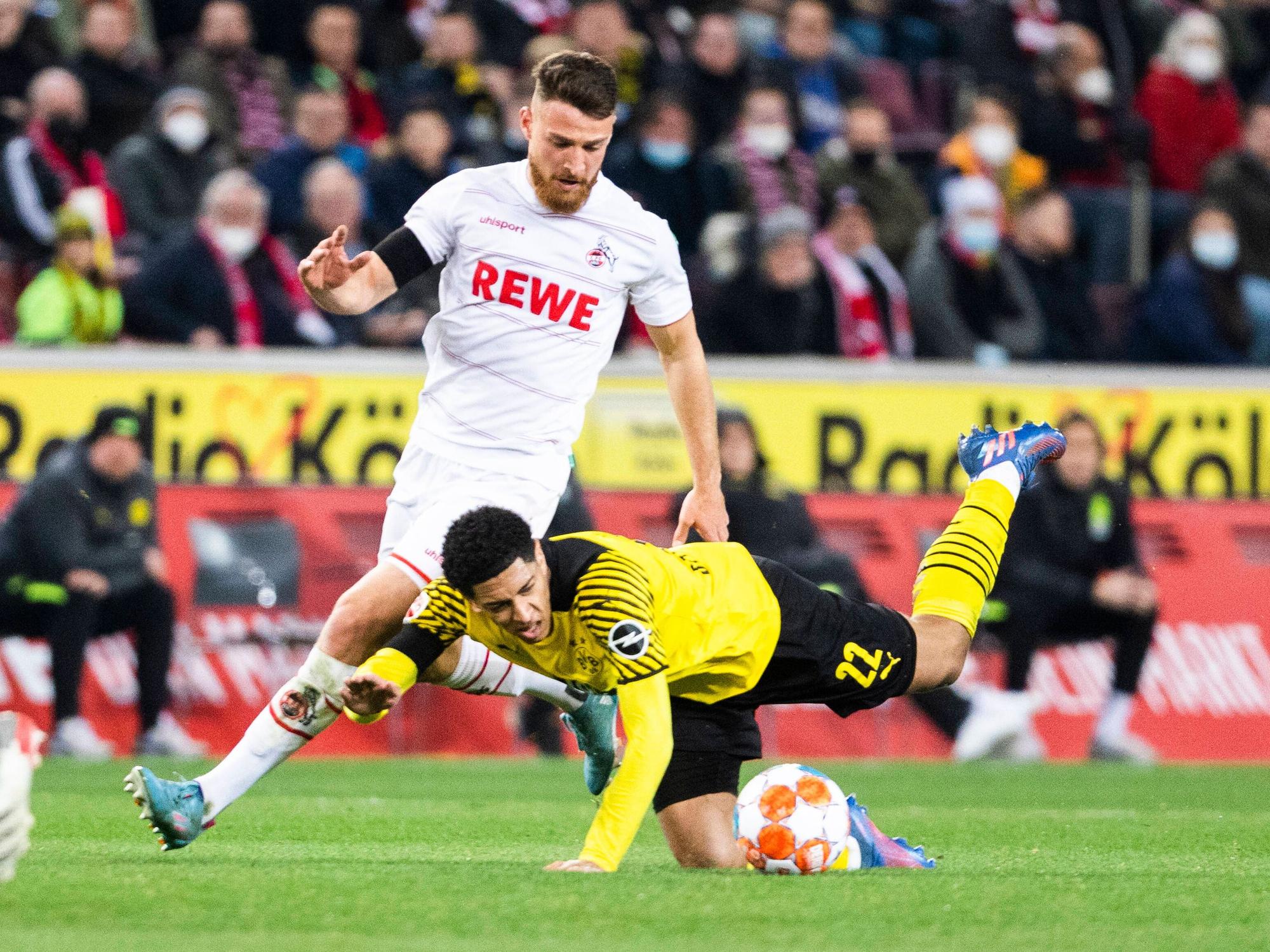Der Ex-Kölner Salih Özcan im Duell mit seinem jetzigen Dortmunder Mitspieler Jude Bellingham am 20. März 2022 in Rhein-Energie-Stadion.