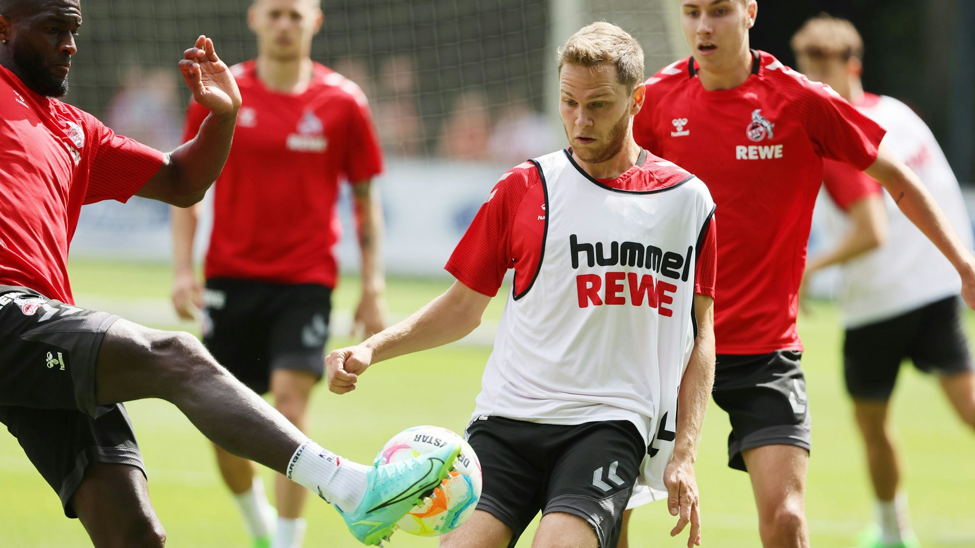 Benno Schmitz am Mittwoch (27. Juli 2022) im Trainingsduell mit Anthony Modeste (l.).