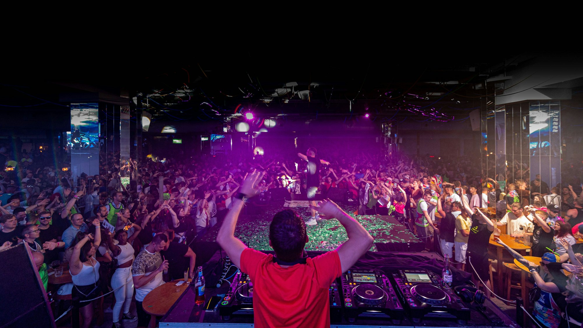 Menschen feiern im Megapark auf Mallorca bei einem Auftritt von Gestört aber GeiL