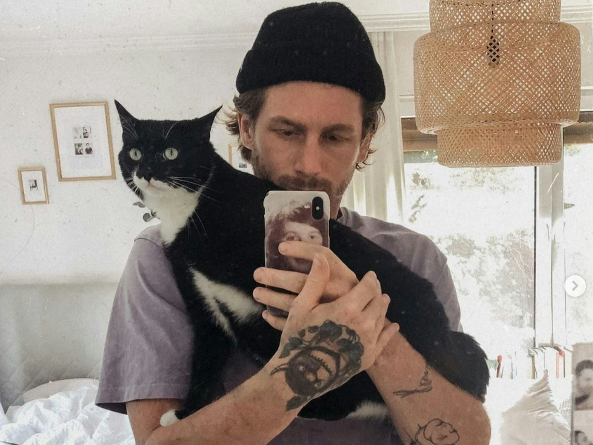 Selfie von Malte Zierden vor dem Spiegel mit der Katze Norbert.