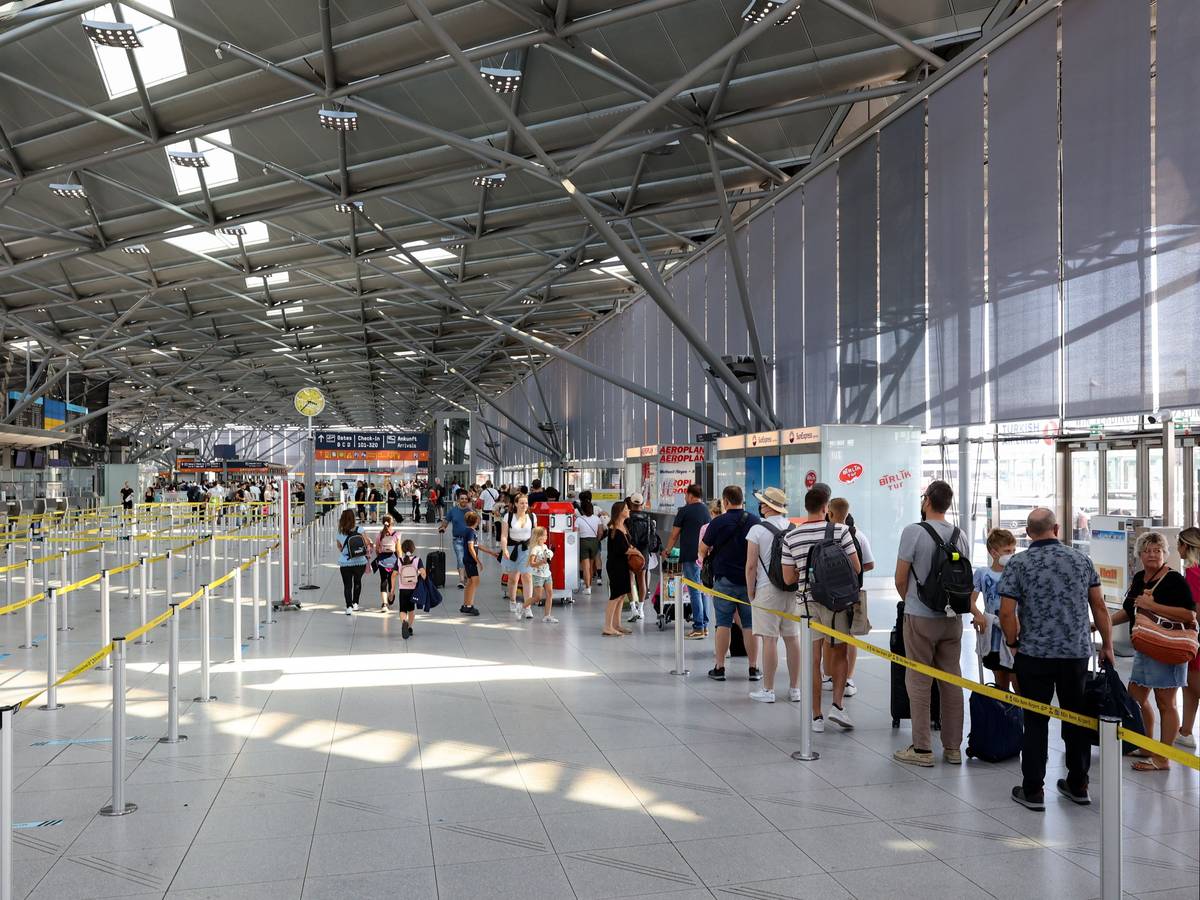 Die Schlange vor der Sicherheitskontrolle am Flughafen Köln/Bonn ist extrem lang.
