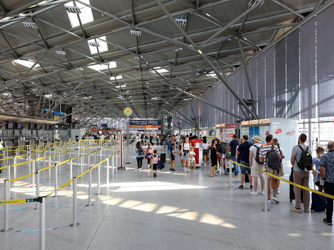 Die Schlange vor der Sicherheitskontrolle am Flughafen Köln/Bonn ist extrem lang.