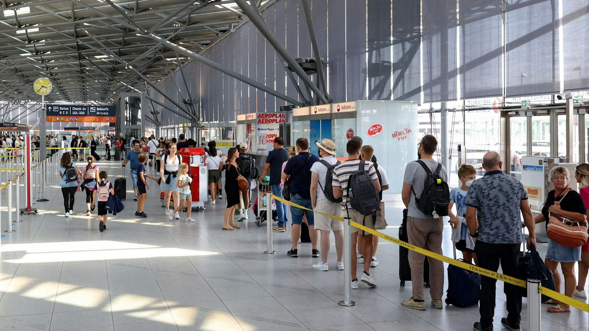 Die Schlange vor der Sicherheitskontrolle am Flughafen Köln/Bonn ist extrem lang.