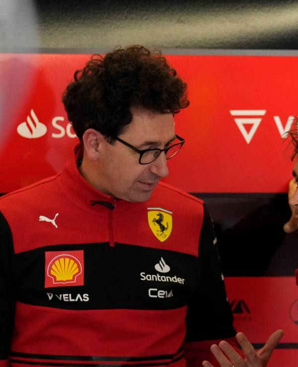 Mattia Binotto (l.) unterhält sich mit Charles Leclerc in der Ferrari-Garage