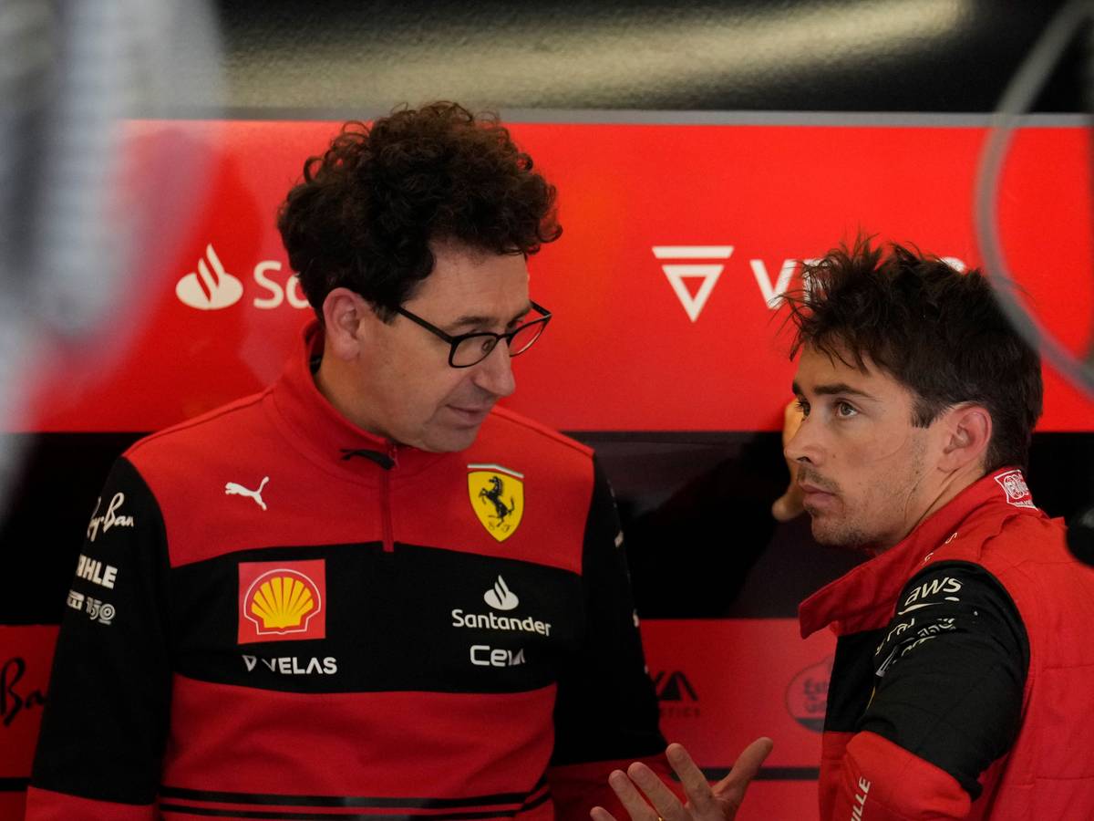 Mattia Binotto (l.) unterhält sich mit Charles Leclerc in der Ferrari-Garage