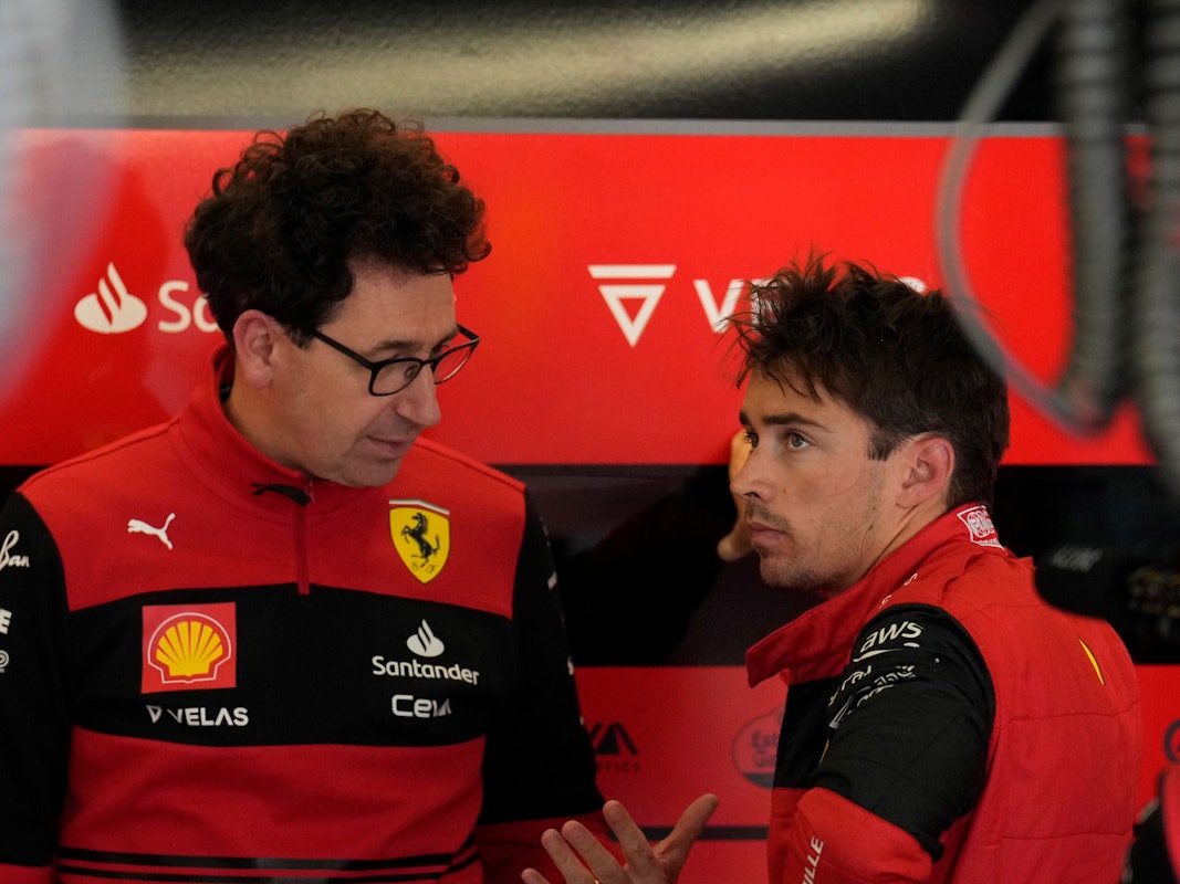 Mattia Binotto (l.) unterhält sich mit Charles Leclerc in der Ferrari-Garage