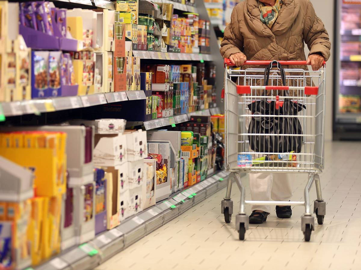 Eine Kundin schiebt im Mai 2013 in Köln (Nordrhein-Westfalen) seinen Einkaufswagen durch einen zum Rewe-Konzern gehörenden Penny-Markt.