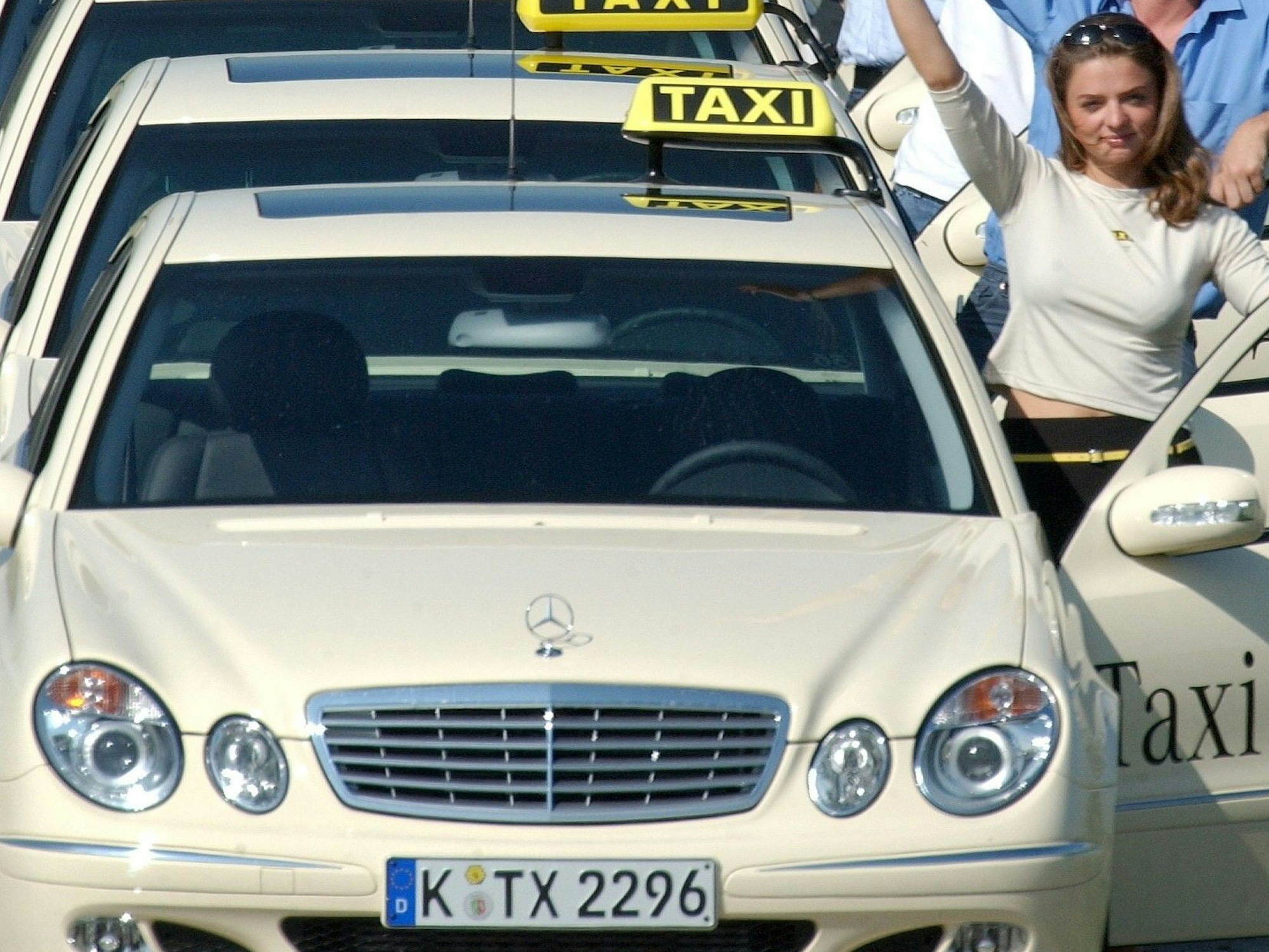 Hier die überarbeitete Taxi-Version der E-Klasse aus dem Jahr 2002. Eine Testfahrerin winkt in die Kamera.