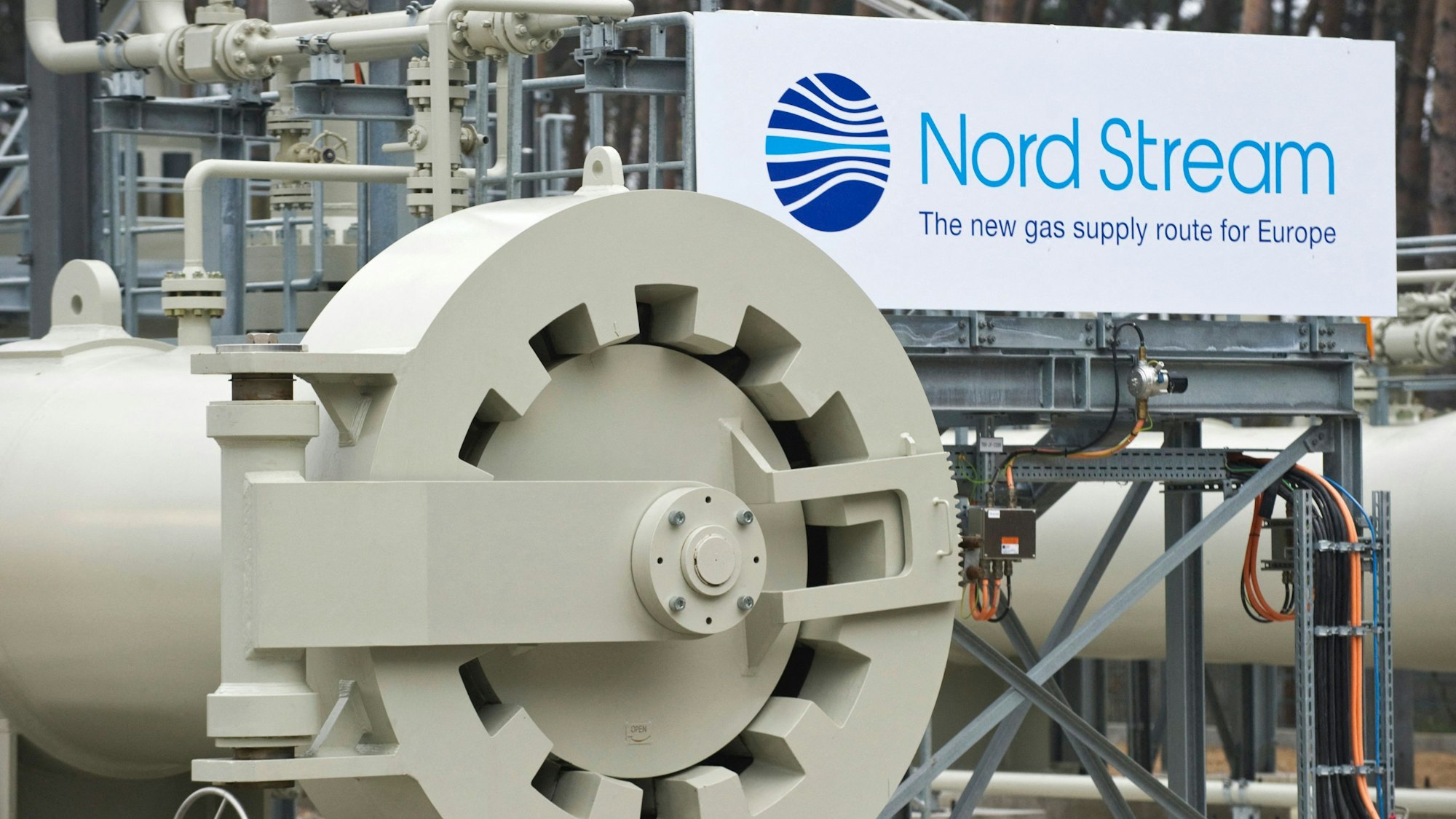 Ein Schild weist auf die Gaspipeline Nord Stream hin. Das Foto wurde im November 2011 aufgenommen.