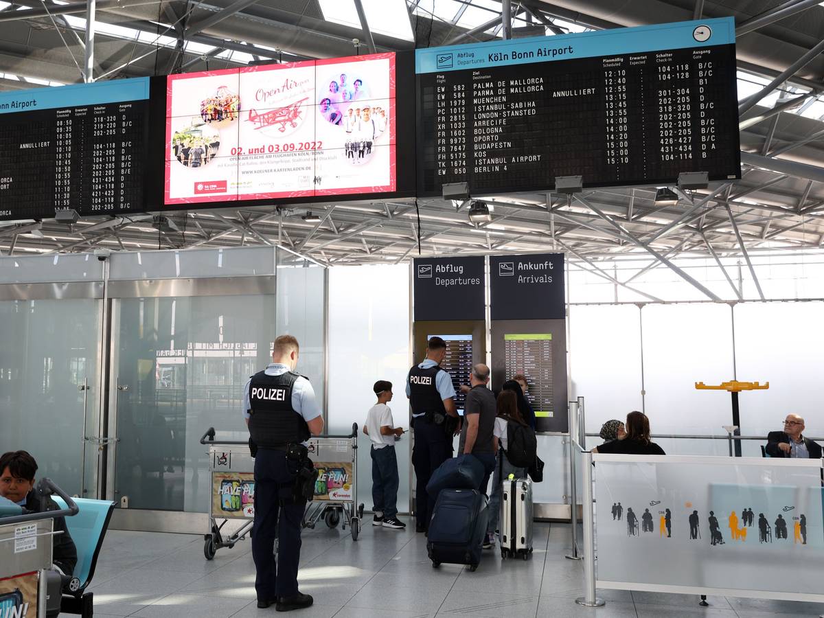 Lufthansa Streik am Flughafen Köln/Bonn. Reisende schauen auf eine An- und Abflugtafel.