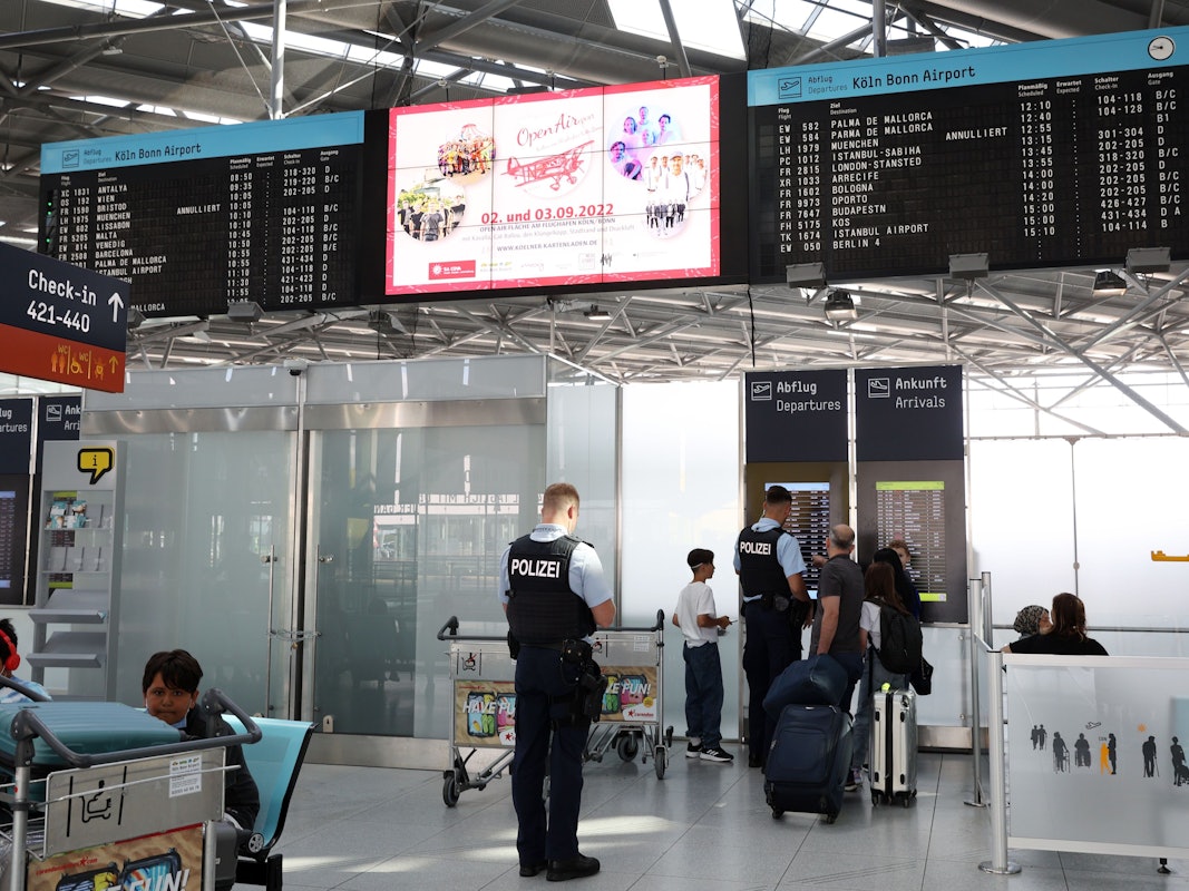 Lufthansa Streik am Flughafen Köln/Bonn. Reisende schauen auf eine An- und Abflugtafel.