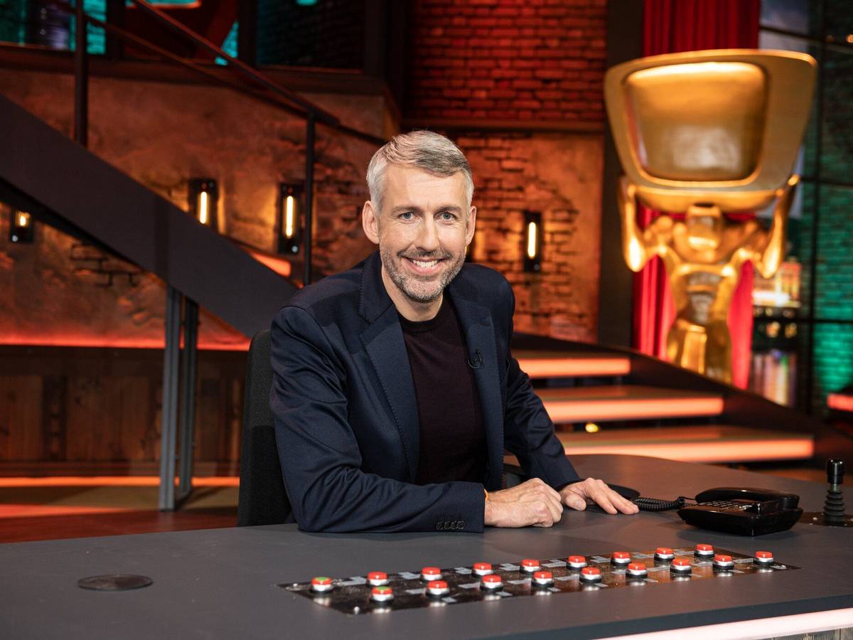 Comedian Sebastian Pufpaff sitzt in der der Kulisse der Comedyshow „TV total“ (undatierte Aufnahme).
