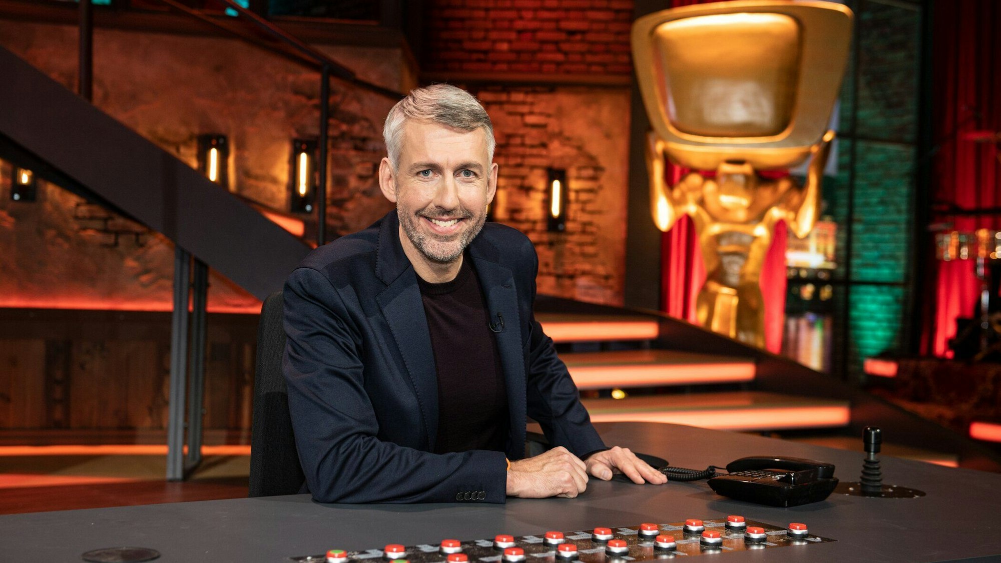 Comedian Sebastian Pufpaff sitzt in der der Kulisse der Comedyshow „TV total“ (undatierte Aufnahme).