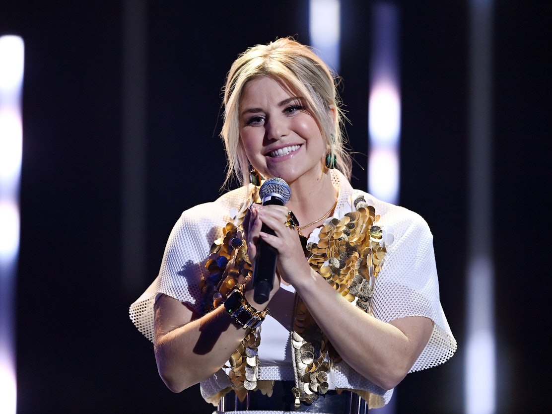 Beatrice Egli steht im Dezember 2020 während der Jose Carreras Gala auf der Bühne und hält ein Mikrofon fest.