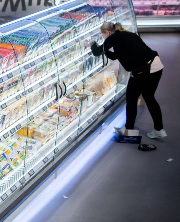 Ein beliebter Weichkäse wird vom Hersteller zurückgerufen, weil darin Listerien enthalten sein könnten. Verkauft wurde er unter anderem bei Aldi, Lidl oder Netto. Unser Symbolbild (2018) zeigt eine Käsetheke in Düsseldorf.