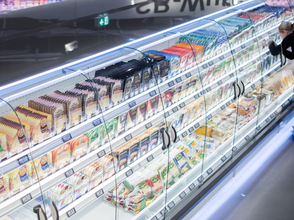 Ein beliebter Weichkäse wird vom Hersteller zurückgerufen, weil darin Listerien enthalten sein könnten. Verkauft wurde er unter anderem bei Aldi, Lidl oder Netto. Unser Symbolbild (2018) zeigt eine Käsetheke in Düsseldorf.