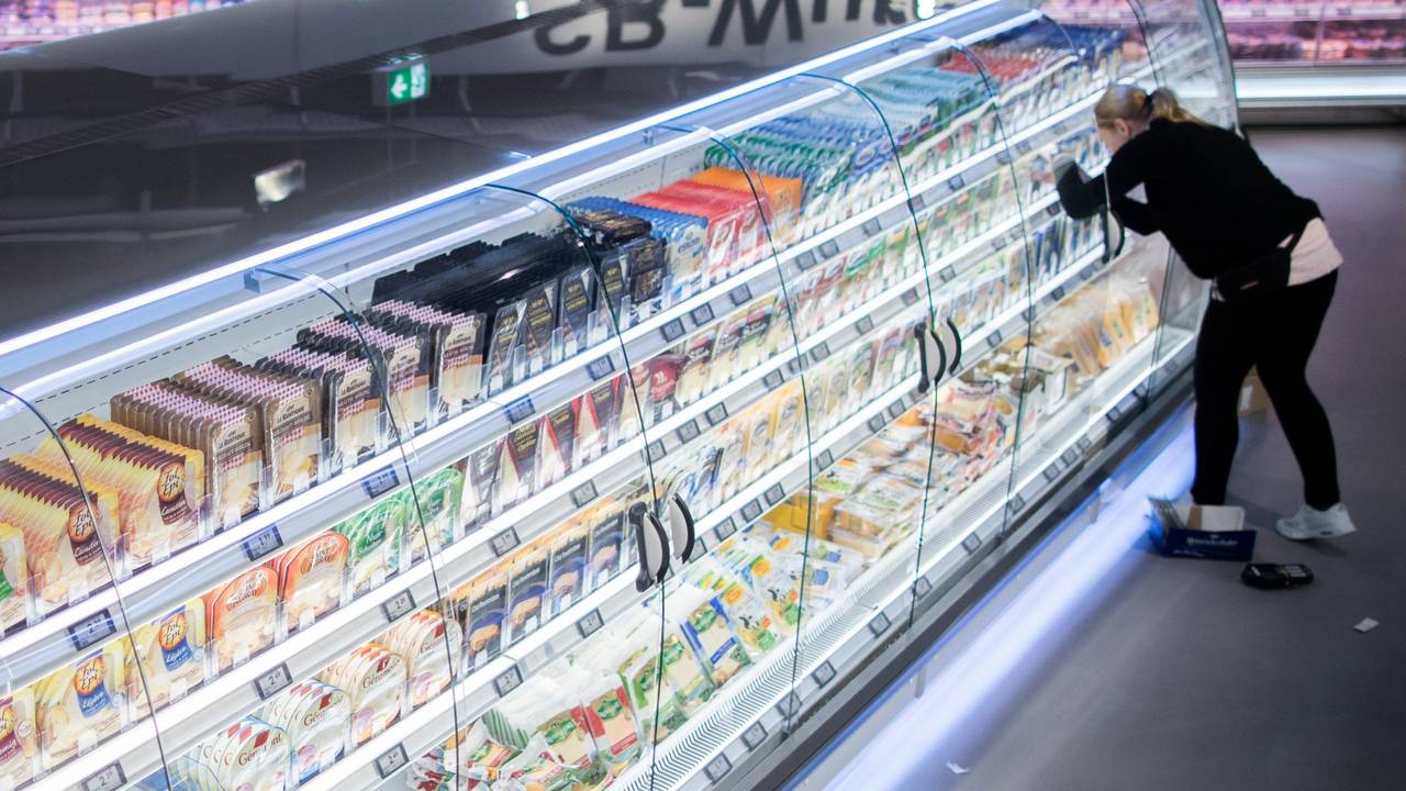Ein beliebter Weichkäse wird vom Hersteller zurückgerufen, weil darin Listerien enthalten sein könnten. Verkauft wurde er unter anderem bei Aldi, Lidl oder Netto. Unser Symbolbild (2018) zeigt eine Käsetheke in Düsseldorf.