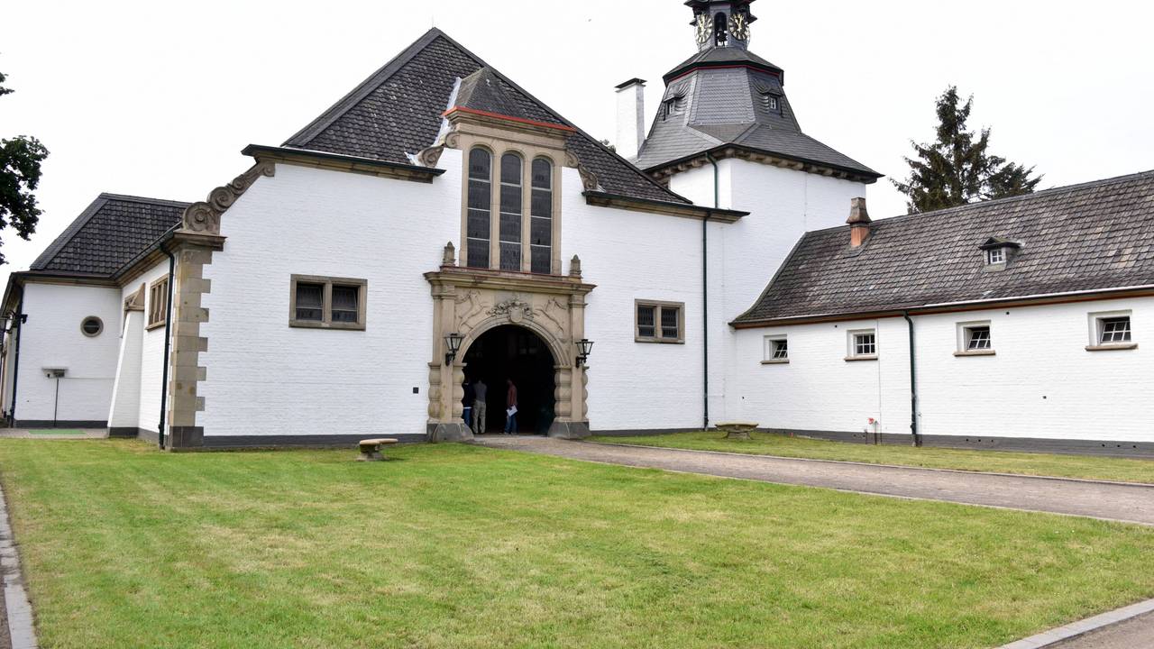 Der Eingang der historischen Reithallte des Kölner Gestüts Röttgen.