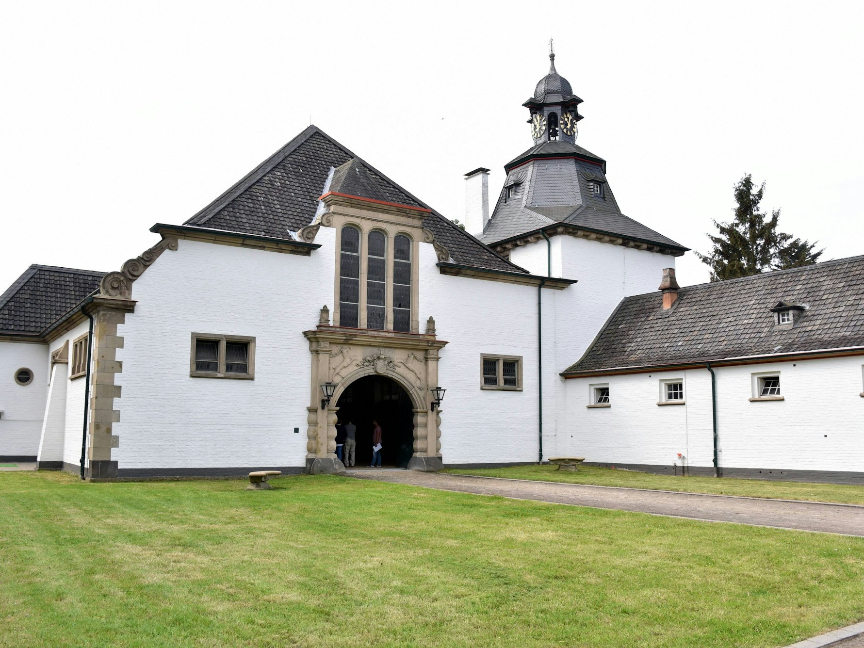 Der Eingang der historischen Reithallte des Kölner Gestüts Röttgen.