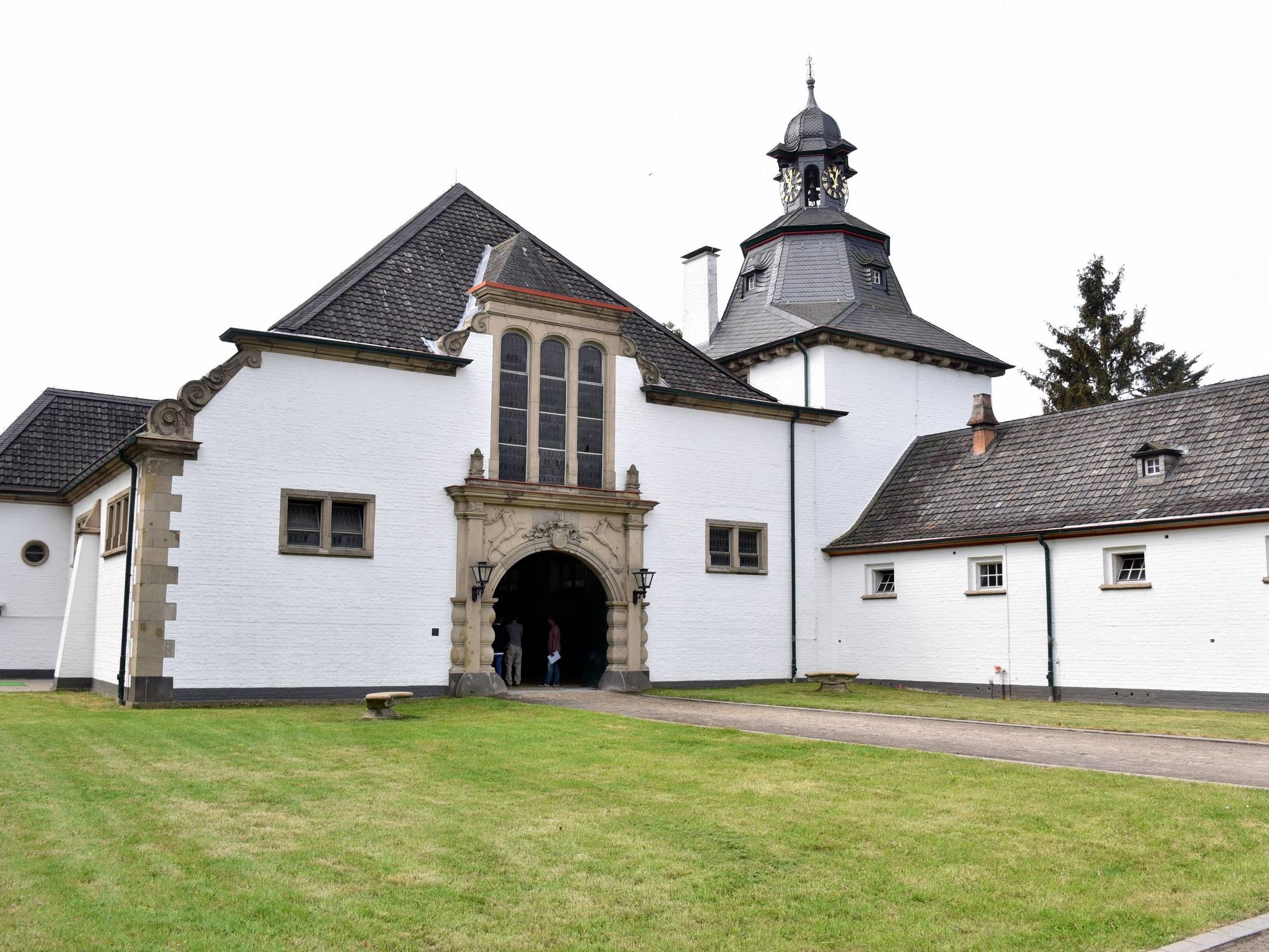 Der Eingang der historischen Reithallte des Kölner Gestüts Röttgen.