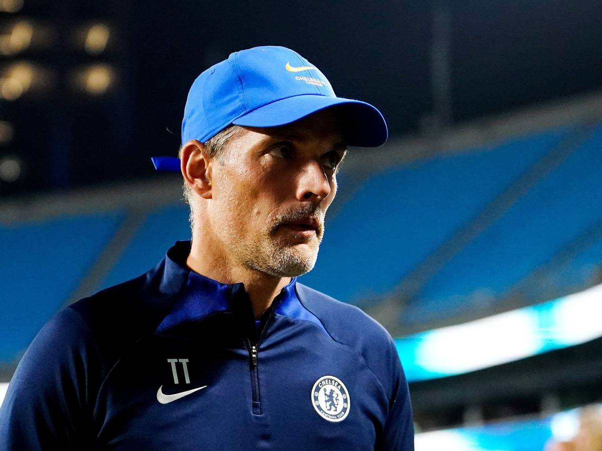 Thomas Tuchel schaut konzentriert in eine Richtung.