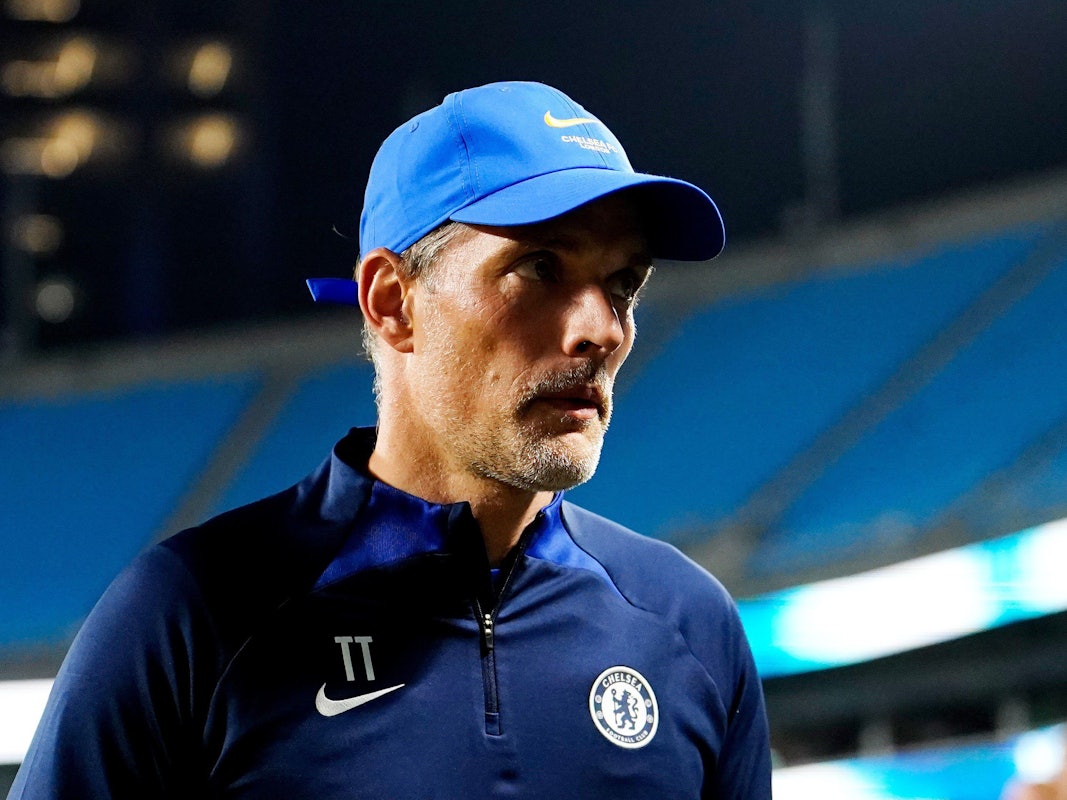 Thomas Tuchel schaut konzentriert in eine Richtung.