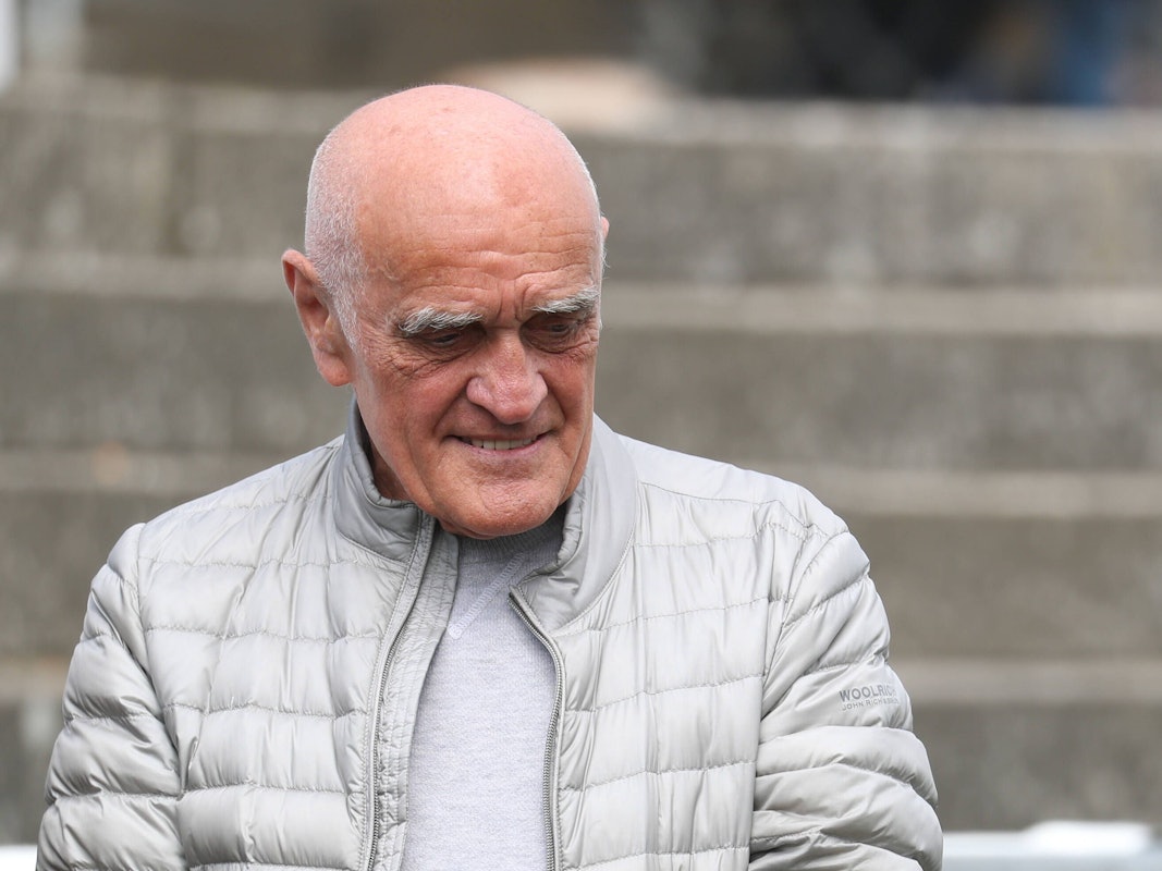 Martin Kind steht im Stadion