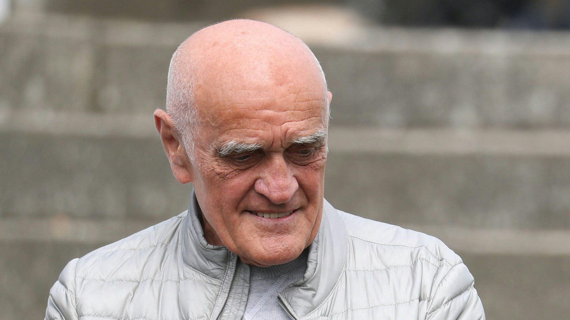 Martin Kind steht im Stadion