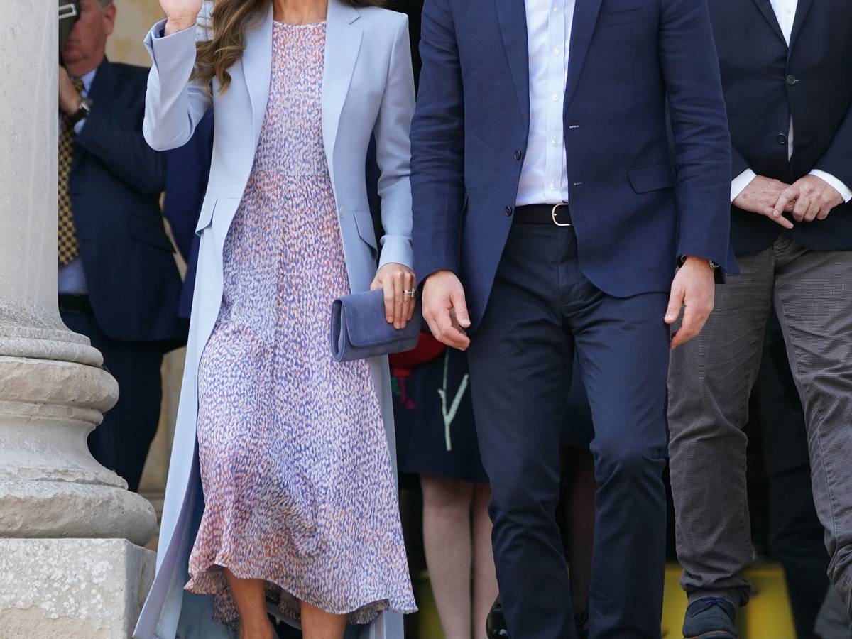 Kate, Herzogin von Cambridge, und Prinz William, Herzog von Cambridge, verlassen das Fitzwilliam Museum in Cambridge, in dem sie sich ein gemaltes Porträt von sich selbst angeschaut haben, das zum ersten Mal der Öffentlichkeit zugänglich gemacht wird.