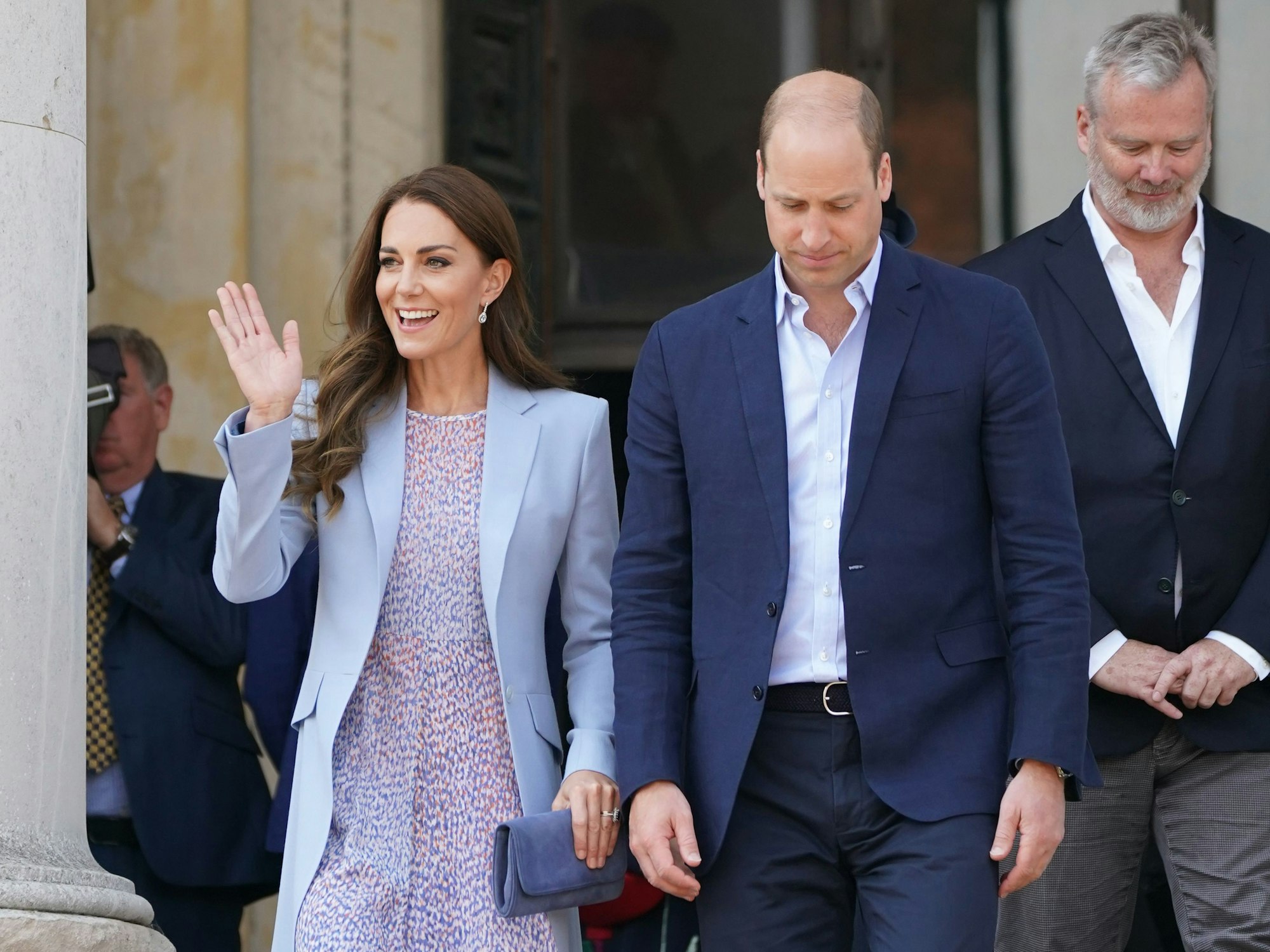 Kate, Herzogin von Cambridge, und Prinz William, Herzog von Cambridge, verlassen das Fitzwilliam Museum in Cambridge, in dem sie sich ein gemaltes Porträt von sich selbst angeschaut haben, das zum ersten Mal der Öffentlichkeit zugänglich gemacht wird.