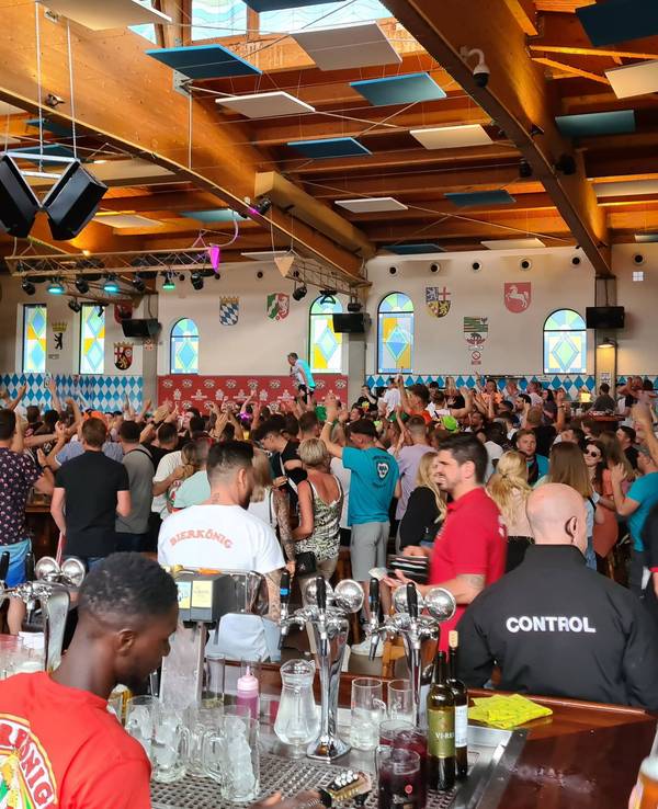 Partytouristinnen und -touristen feiern im Bierkönig in der Schinkenstraße am Ballermann auf Mallorca.