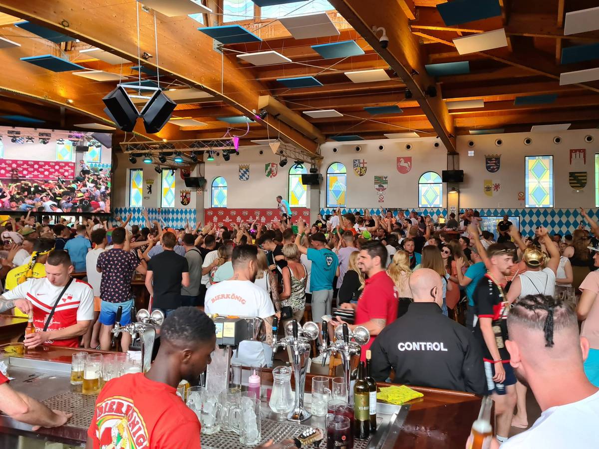 Partytouristinnen und -touristen feiern im Bierkönig in der Schinkenstraße am Ballermann auf Mallorca.